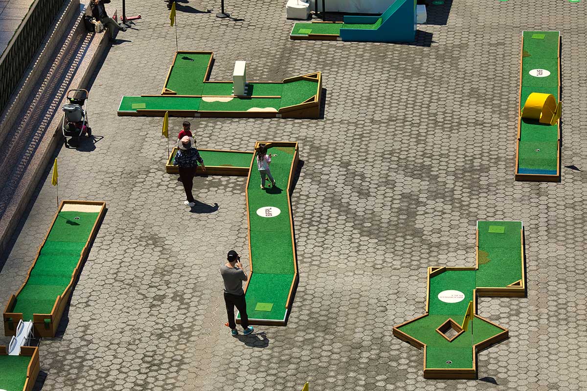 9 hole custom mini golf rentals image